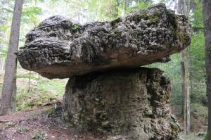 Kamnita miza v Ravnah